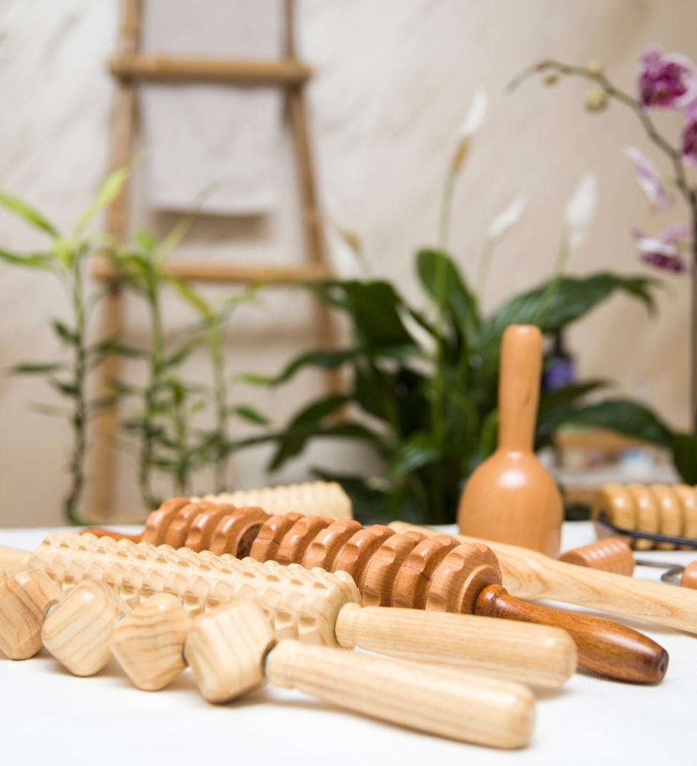 Wooden equipment for anti-cellulite maderotherapy massage